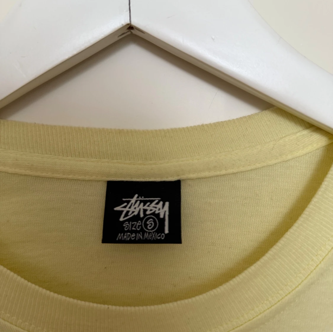 Helt ny Gul Stüssy t-shirt  - 1