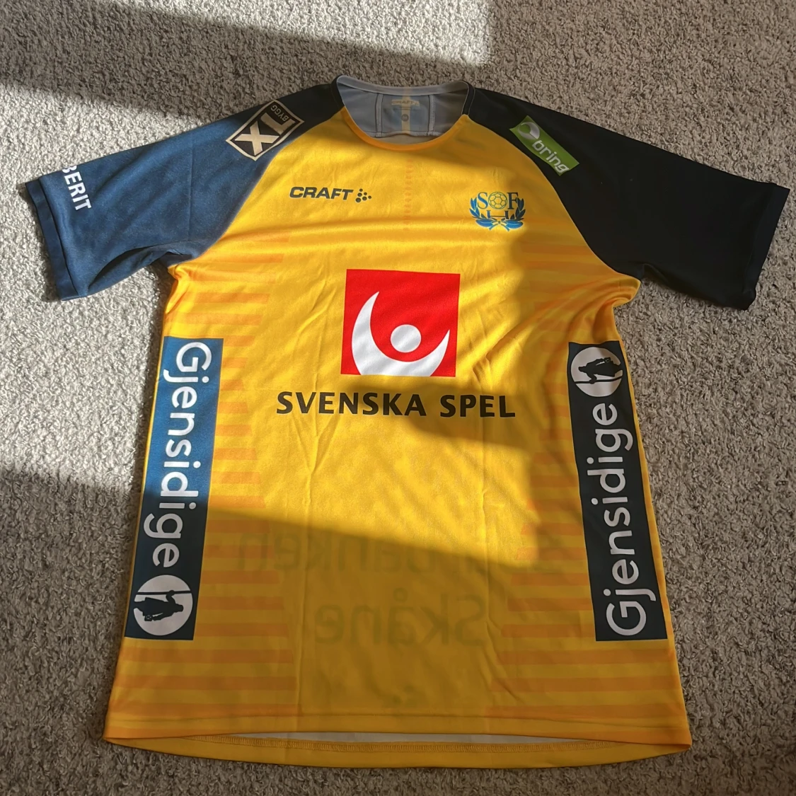 Gul och marinblå handbollströja från Craft  storlek M