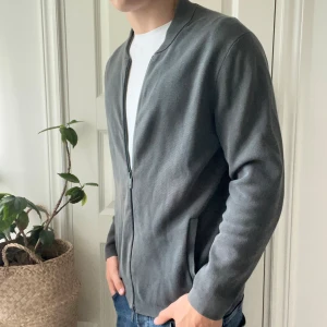 Massimo dutti full zip L  - Massimo dutti full zip L, inga defekter! Sjukt skön med en hög kvalité zip up som ni ser! Otrolig passform 😇, modellen är 180,75 kg! 