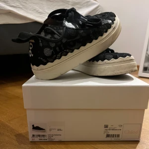 Chloe spets sneakers - Säljer mina Chloe sneakers med spetsdetaljer som tyvärr inte kommer till använding längre. Se bild 5 för att se ”smuts på sidan av skon”, utöver detta finns inget slitage. Kartongen medföljer❤️❤️