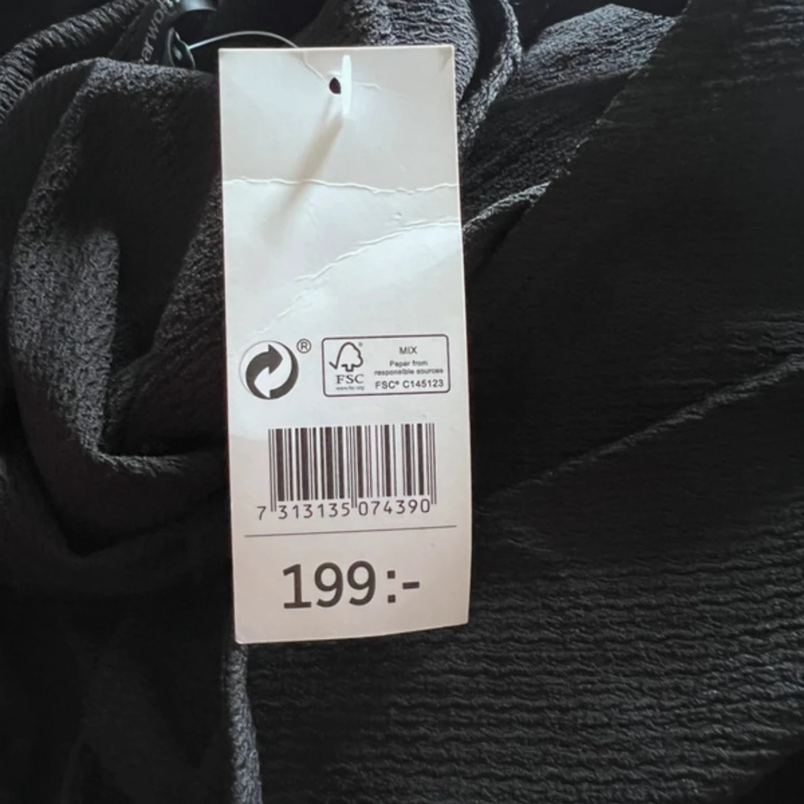 Svart omlottklänning med knytband - 2