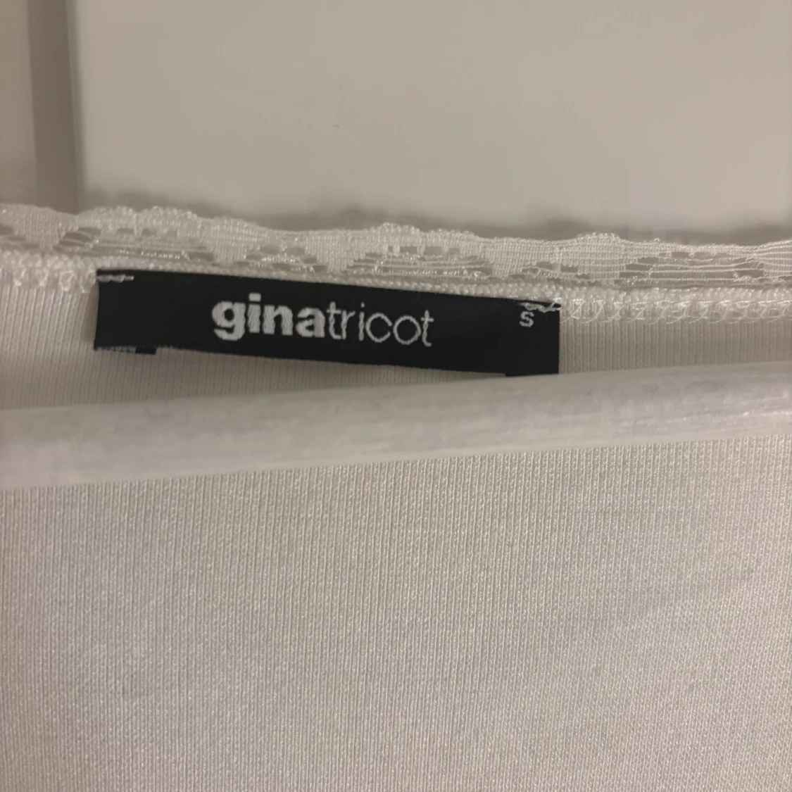 Vit croppad blus med spets från Gina Tricot - 1