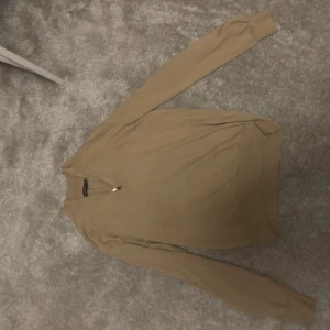 Beige half zip-tröja Oscar Jacobson - Beige half zip från Oscar jacobsson i perfekt skick. 1500kr nypris 