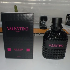 Valentino Uomo Born In Roma Extradose - Stilren och modern parfym från Valentino. Born In Roma Extradose, 100 ml, tillverkad i Frankrike. Ingredienser: alkohol, parfym, aqua, limonene, linalool, citronellol, citral m.fl. Perfekt för dig som vill sticka ut med en exklusiv doft.
