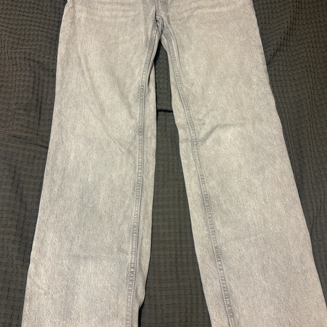 Grå raka jeans från Gina - 1