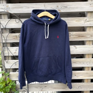 Ralph Lauren Mörkblå Hoodie - Snygg mörkblå hoodie från Ralph Lauren. Storlek L. Använd men fint skick. Lite tvättpåverkad. Hör gärna av er vid funderingar🙌