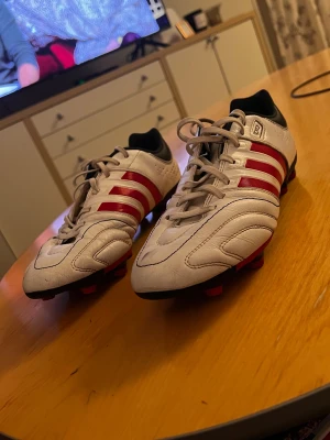 Adidas vita och röda fotbollsskor - Vita addidas fotbollskor i mycket bra skick