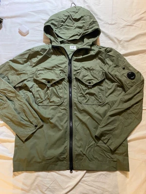 C.P company jacka  - Säljer en riktigt snygg grön jacka från C.P company 💚. Jackan är knappast använd då den inte kommer till användning, cond 10/10. Perfekt nu till jul ifall du vill ge någon en riktigt fin present 💝. Ställ gärna frågor ifall det undras!!!! 