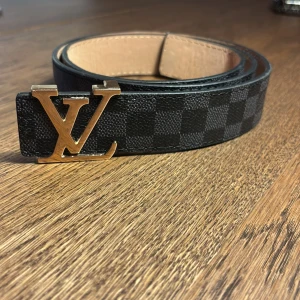 Guld och brunt bälte - Guldigt och brunt L&V bälte. 120 cm