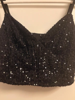 Svart paljettopp - Svart topp med paljetter, lappen med märke och storlek är borta men skulle säga att den sitter som en XS, köpt för längesedan men i mycket bra skick