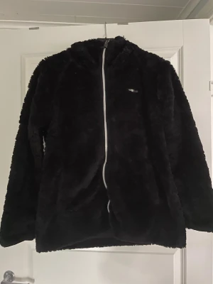 Fluffjacka - Svart fluffjacka inköpt på Hööks ( aldrig använd i stall dock ). JH-Collection