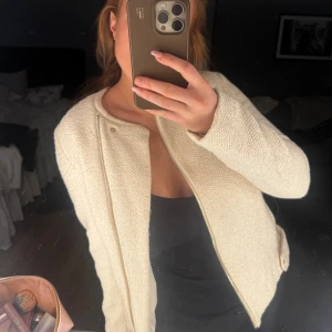 Beige cardigan jacka med dragkedja - Säljer min beigea jacka i storlek S från H&M, köpt här på plick. Jackan passar perfekt på våren/hösten! Jackan är i bra skick❤️‍🔥 Säljer då den inte kommer till användning! Säljer för 120kr!