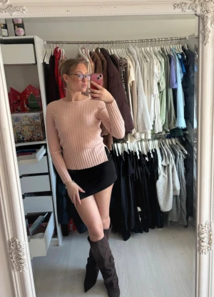 Rosa långärmad topp med slits - Rosa långärmad topp med slits på sidorna.