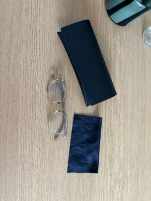 Saint Laurent glasögon - Säljer mina snygga glasögon från saint Laurent då de inte används längre. De är i topp skick då de inte har används alls mycket. Köpta för 6000kr med bågen, pris ej hugget i sten! Styrka i de men lätt att byta👌🏻