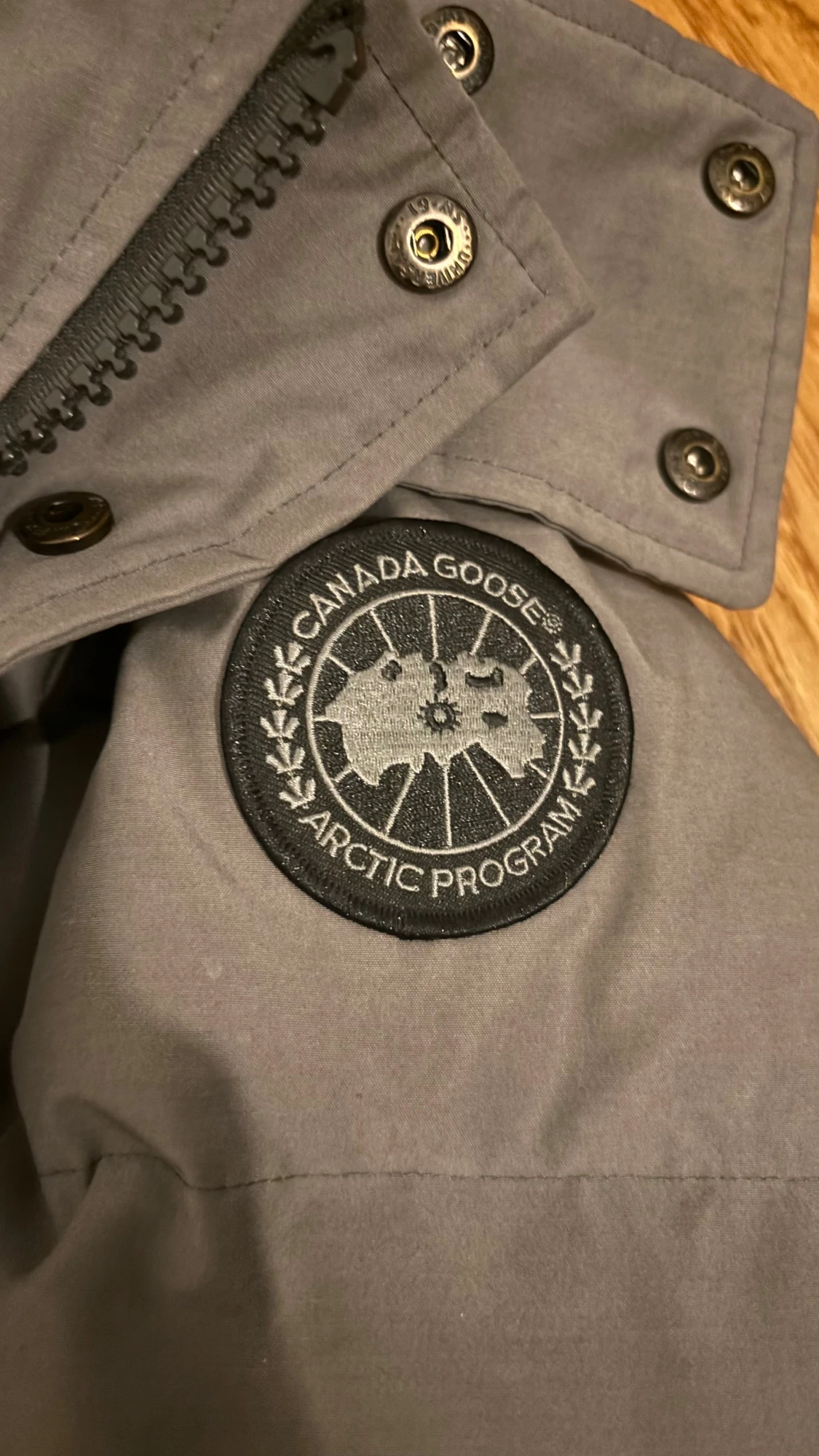 Grå pufferjacka från Canada Goose - 1