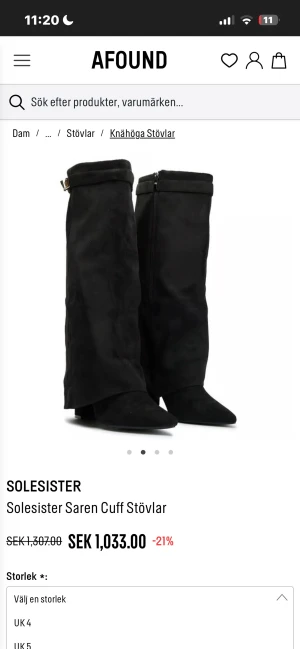 Populära foldover boots - Säljer de eftertraktade bootsen då dom inte kommer till användning. Endast testade hemma men förvarade i garderob med andra skor och har därför någon fläck som endast syns om man påpekar det, men värt att veta! Tror det är hur lätt som helst att få bort eller täcka, kan göra det vid köp ❤️St 39/40. Nypris 1300 säljer för 600, kan diskuteras vid snabb affär.