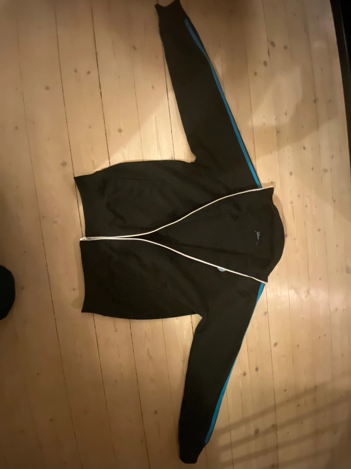 Svart Fred Perry vindjacka med blå detaljer - 4