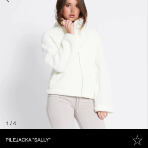 Lager 157 teddyjacka - Helt nyköpt och aldrig använd, teddyjacka/pilé ”Sally” från Lager. Impulsköp och har ej kvar kvitto. Storlek S men passar även XS och M. Jättemysig och perfekt nu till hösten. Pris går att disskuteras💞