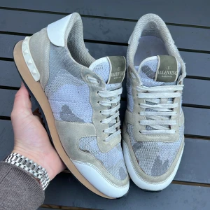 Valentino rockrunners  -  Trendigaste skorna i vinter! Supernsygga rockrunners! Stört snygg o sällsynt färg! Size 40 sitter något större! Skick 7/10 de är rätt slitna undertill framtill. Men går fortfarande att använda såklart! Dustbag + kort ingår! nypris ca 7000kr! Hör av dig vid minsta fundering 🤩
