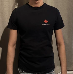 Dsquared2 Tisha - En lite äldre modell av dsquared2 med en fin passform! Storlek S men skulle säga att den passar mer en XS pga tvätt därav det fina priset. Lite solblekt därför Con 7.5/10