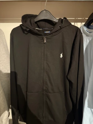 Svart hoodie från Polo Ralph Lauren - Svart hoodie från Polo Ralph Lauren i storlek L. Kom med pris om du vill köpa den 