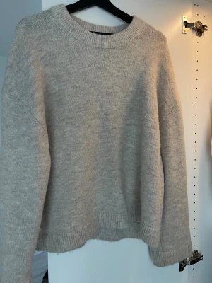 Stickad tröja  - Stickad tröja från Gina, köpt för längesen, använd 1-2 gånger, litet hål i armhålan syns på näst sista bilden 