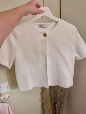 Kofta Zara  - Stilren vit kofta/blus från Zara med korta ärmar och croppad passform. Använd max 2 ggr, superfint skick!💞💞