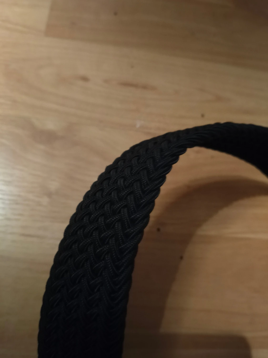 Svart flätat bälte med metallspänne