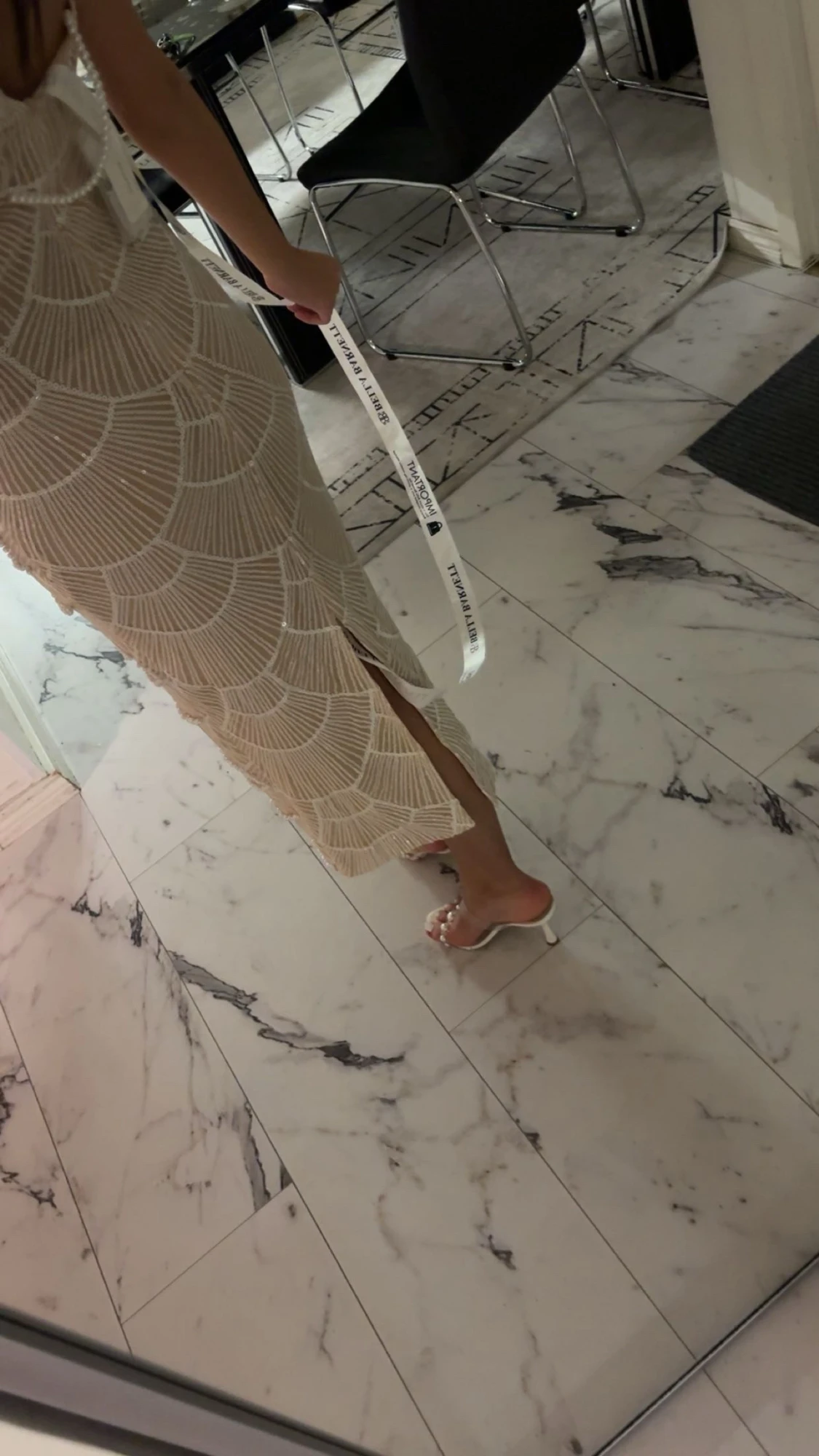 Beige pärlprydd långklänning från Bellabarnett  - 4