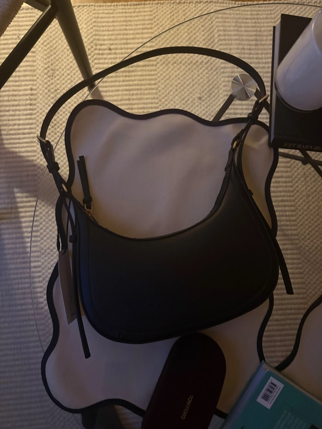 Svart axelväska från mango  - 2