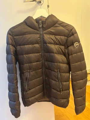 Brun colmar jacka - Säljer nu min bruna colmar jacka använd endast en vinter. Säljer pga kommer inte till användning❤️ jackan har inga defekter förutom ett enstaka hål (kolla bild 3) därav priset❤️