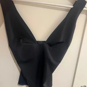Body Zara - Supersnygg oanvänd body från Zara i S🖤endast provad och ingen lapp kvar tyvärr..