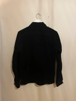 Svart Bläck jacka  - Säljer denna sjukt snygga jackan från Bläck⭐️ Färgen är svart och storleken är S✅ Den har inga defekter och skicket är utomordentligt🙌🤝 Sjukt najs passform och passar perfekt till hösten🍁🙌 Tveka inte på att höra av er dig vid minsta fråga eller fundering😊