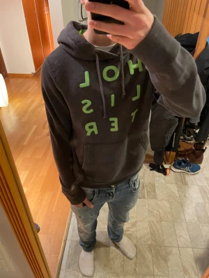 Hollister hoodie  - Snygg grå hollister hoodie i bra skick utan fläckar eller större defekter | Storlek M passar |Skriv vid funderingar och skicka gärna bud!🤙