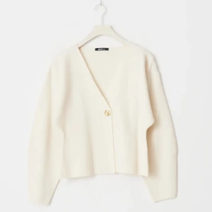 Krämvit kofta  - Säljer en stilren krämvit kofta från Koftan har långärmad design och är croppad i model. Denna cardigan är helt slutsåld och nypris är 460kr. Tröjan är som ny och endast använd 1 gång. Hör av er vid funderingar 😀