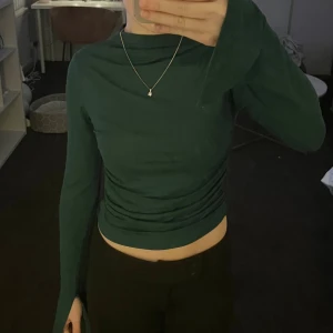 Soft Touch topp Gina Tricot - En mörkgrön topp från Gina Tricot i deras Soft Touch material😍Väldigt bra skick då den knappt är använd, inga tecken alls på användning✨Har vanligtvis XS eller S men denna sitter som en smäck. Bara att skriva vid funderingar💕