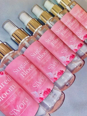 Sugared Bloom mist från SiVora - Fräsch body mist med rosa design och blommiga detaljer. Perfekt för dig som vill ha en söt och trendig doft i väskan. Flaskan är smidig att ta med och passar dig som gillar att sticka ut med din stil.