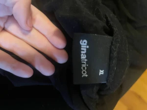 Svart polotröja från Gina Tricot  - Svart polotröja från Gina Tricot i storlek XL Men passar som S. Tröjan har lång ärm och klassisk polokrage, perfekt för lager-på-lager. Enkel och stilren design som funkar till många olika looks. Materialet känns mjukt och stretchigt mot huden.