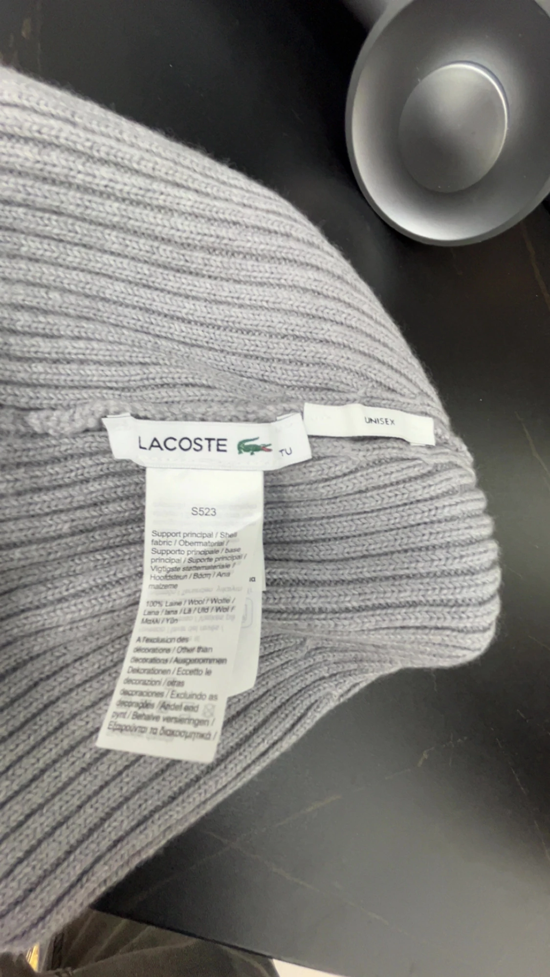 Grå ribbad mössa från Lacoste - 3