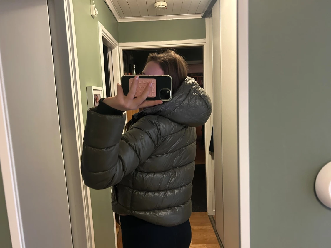 Olivgrön pufferjacka med huva - 4