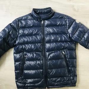 Moncler jacka acorus  - Moncler jacka size 3 vilket motsvarar M/L ~ inga defekter skicket är 8/10 ~  givetvis äkta pris går att diskutera 