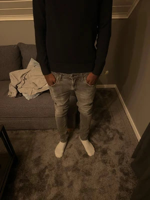 Grå jeans från Lee  - Säljer ett fett par jeans från Lee | Storlek: W29 L32 | Lägnd på modellen: 178cm | Vikt: 67kg | Hör av er för frågor✌️😁