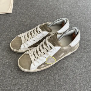 Philippe Model Skor | 41 - Philippe Model sneakers | Endast skorna ingår | Storlek 41 | Fraktar spårbart. Mycket bra skick och endast använda fåtal gånger. Skriv för föer bilder. Priset är diskuterbart. Kan passa större.