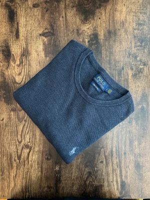 Polo Ralph Lauren Tröja - Polo Ralph Lauren-tröja i mycket bra skick. Klassisk old money-look med tidlös passform och hög kvalitet. Äkta Polo Ralph Lauren, välvårdad. 