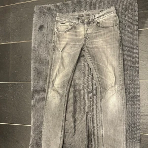 Dondup jeans george  - Dondup jeans George storlek 30 bra skick, väldigt stilrena.