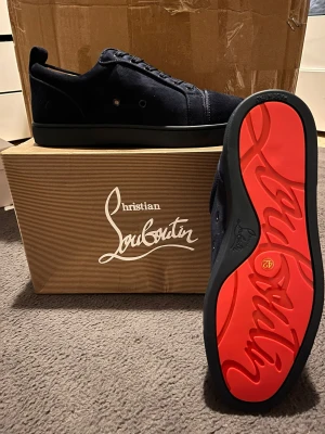 Louboutin skor - Hej, säljer dessa tvär feta loubsen som är helt nya med box o allt.