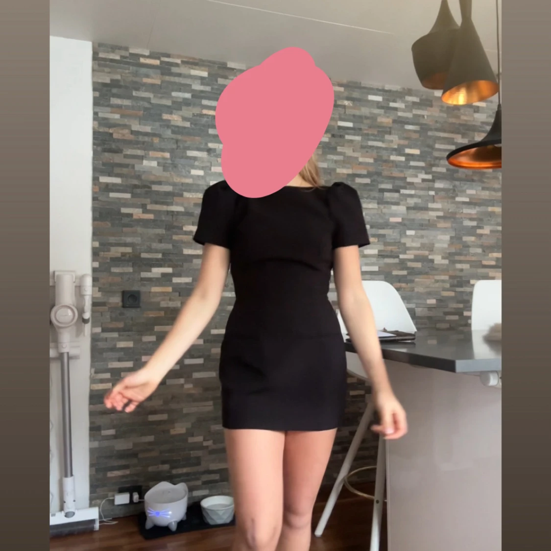 Svart kort klänning med puffärm