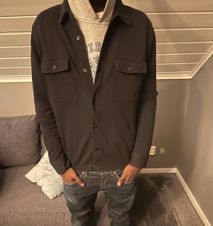 Svart overshirt  - Säljer en fet overshirt | Storlek S | Lägnd på modellen 178cm | Vikt: 67 | Hör av er för frågor ✌️😁