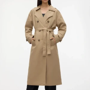 lång trenchcoat  - super fin lång trenchcoat från vero moda, använd 1 gång, helt nyskick och inga tecken på användning. Säljer då den inte används. Nypris 699