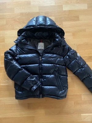 Moncler Maya - Stilren Moncler maya jacka i mycket bra skick, inga defekter eller hål. Jackan håller värmen bra och passar till allting. Det är bara att fråga ifall du har någon fråga! 🙏💫